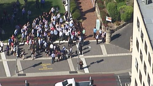 Crowds of people waited to be let back into the CBD. (9NEWS)
