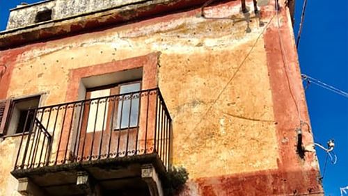 Dufour는 더 작은 2층 50제곱미터 건물이 난민 예술가들이 지을 수 있는 거주지로 사용될 것이라고 말했습니다. "모국의 어려운 환경과 스트레스에서 벗어나 휴식을 취하십시오."