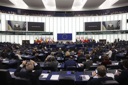 Le président ukrainien Volodymyr Zelensky apparaît à l'écran alors qu'il s'adresse aux représentants du peuple ukrainien recevant le prix Sakharov 2022 pour la liberté de pensée, le plus grand prix des droits de l'homme de l'Union européenne, le mercredi 14 décembre 2022 à Strasbourg, dans l'est de la France 