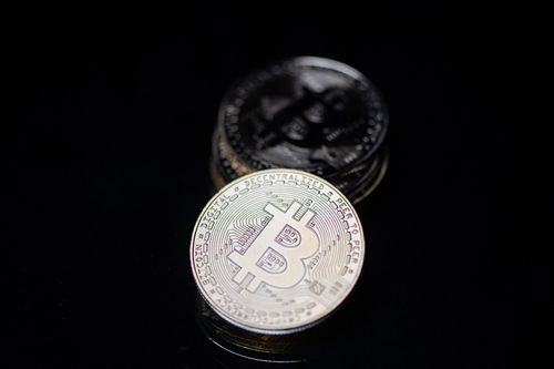 To zdjęcie zrobione 26 kwietnia 2021 roku w Paryżu pokazuje fizyczną imitację kryptowaluty Bitcoin.  