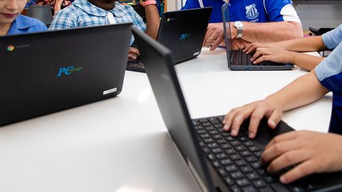 Scuola elementare del Sacro Cuore, a Mount Druitt. Il preside Glenn Patchell, con gli studenti del terzo e quinto anno che hanno svolto il test NAPLAN online
