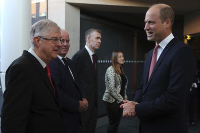 Принц Уилям, вдясно, разговаря с първия министър на Уелс Марк Дрейкфорд, докато се срещат с политици по време на посещение в Senedd, уелския парламент, в Кардиф, Уелс, сряда, 16 ноември 2022 г.