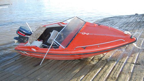 The speedboat was found to be defective and in poor condition.
