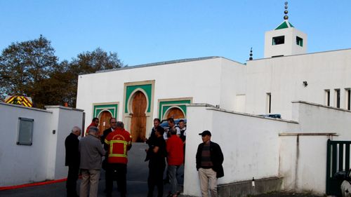 Elderly Frenchman held after shots fired in mosque attack