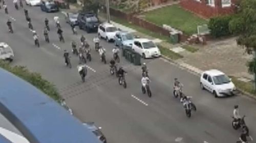 Imagens de Cronulla mostram uma multidão elétrica sobre rodas avançando em uma estrada principal.