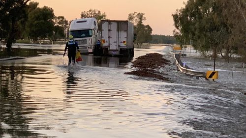 Les eaux de crue montent à Condobolin, menaçant les habitations.