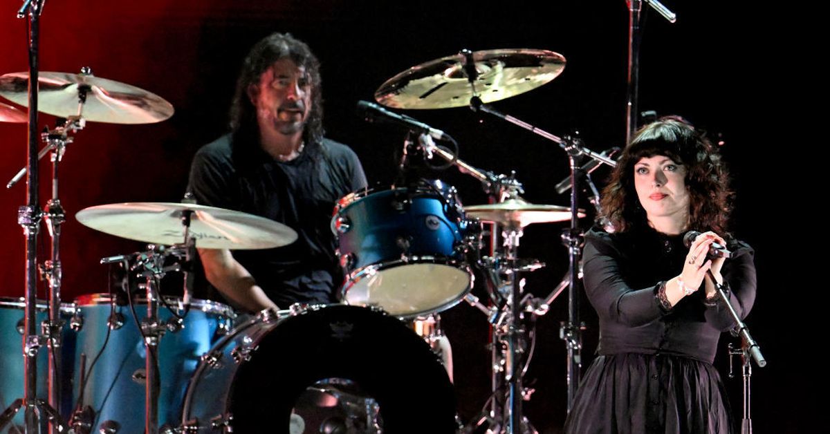 Dave Grohl dan putrinya Violet Grohl tampil di Fireaid La Benefit Concert beberapa bulan setelah skandal perselingkuhan