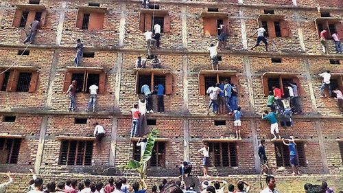 Indian relatives scale school hall walls to help students cheat
