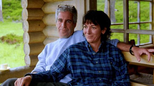 Esta foto sem data divulgada pelo Departamento de Justiça dos EUA mostra Jeffrey Epstein e Ghislaine Maxwell. (Departamento de Justiça dos EUA via AP)