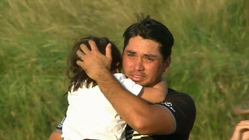 Jason Day hugs his son Dash after the win. (9NEWS)