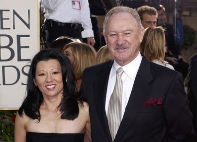 File - Aktor Gene Hackman tiba bersama istrinya, Betsy Arakawa, untuk Golden Globe Awards tahunan ke -60 di Beverly Hills, California, Minggu, 19 Januari 2003. (Foto AP/Mark J. Terrill, File)