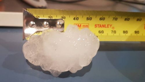 Bateau Bay and surrounding received massive hail in last night's storm. (9NEWS) 