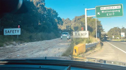 Le conducteur s'est garé sur la rampe de sécurité pour promener son chien.