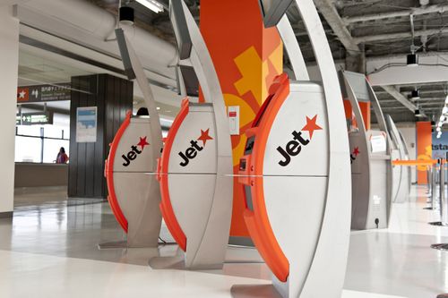 Narita, Japão - 12 de setembro de 2013: As máquinas de venda automática de bilhetes de embarque da Jetstar Airways são vistas no Aeroporto Internacional de Narita em 12 de setembro de 2013. Jetstar Airways é uma companhia aérea australiana de baixo custo com sede em Melbourne, Austrália. Opera mais de 3.500 voos por semana para mais de 60 destinos em 16 países e territórios na região Ásia-Pacífico.