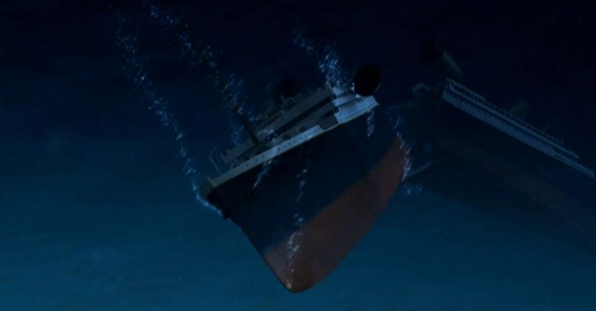 Титаник тонущий корабль тонет. Титаник разлом корабля. Титаник тонет. Разлом Титаника на 2 части.