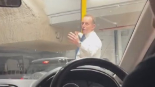 Eski Başbakan, Sydney CBD otoparkında trafiğin durma noktasına gelmesine engel oldu.
