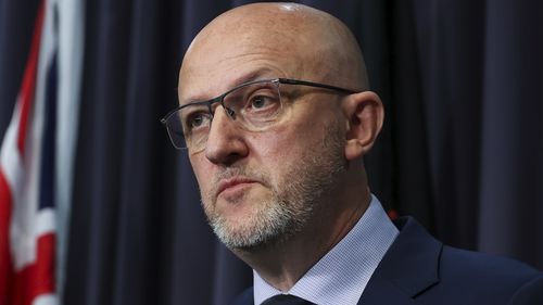 Il direttore generale della sicurezza dell'ASIO Mike Burgess durante una conferenza stampa a seguito della sparatoria a Bondi, presso il Parlamento di Canberra, domenica 14 dicembre 2025.