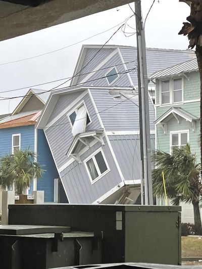 January 10: Sprawling storm tips home in Florida, US