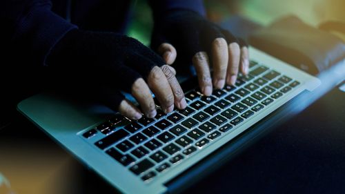 Escrocs pirates informatiques cybercriminalité criminels en ligne