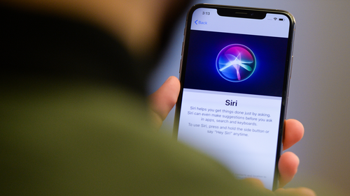 Apple is apologising for allowing outsiders to listen to snippets of people's recorded conversations with its digital assistant Siri.