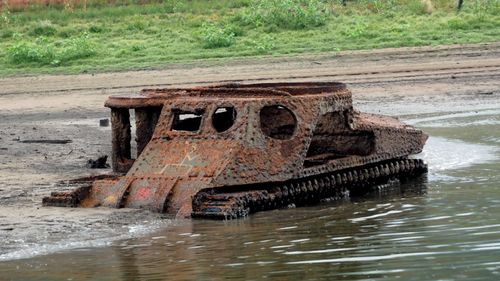 An old US Army tank sits in Lake Burragorang.