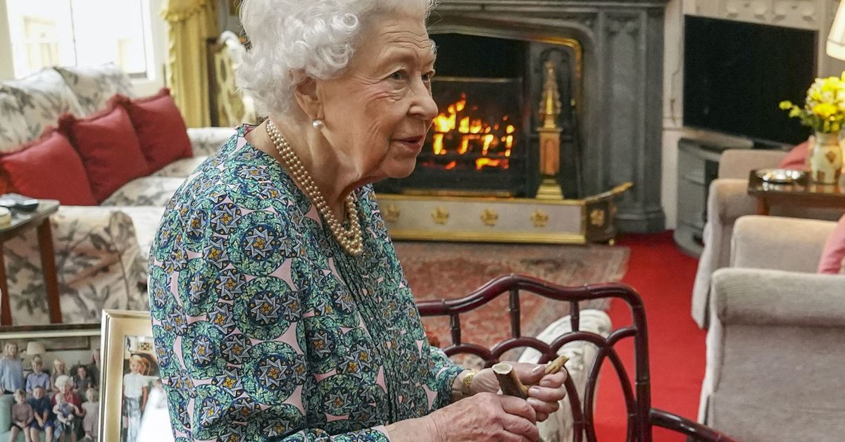 Queen Elizabeth quips she 'can't move' too much 9Honey