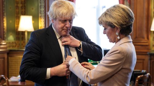 Julie Bishop fixes Boris Johnson's tie. (AAP)