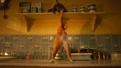 Scene from Cats trailer starring Rebel Wilson as Jennyanydots