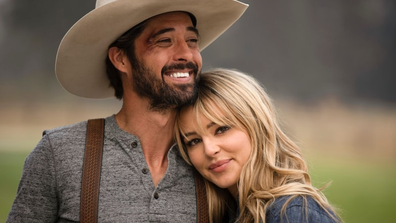    Ryan Bingham comlinda, namorada Hassie Harrison  