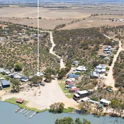 Fully-furnished shack on the Murray River is on offer for up to $215,000
