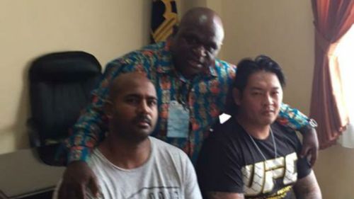 Myuran Sukumaran and Andrew Chan with Indonesia's human rights commissioner Natalius Pigai. (AAP)