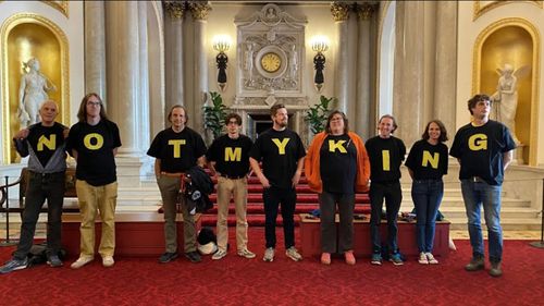 Des membres du groupe anti-monarchiste Republic organisent une manifestation à l'intérieur du palais de Buckingham.