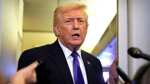 Il presidente Donald Trump parla ai giornalisti mentre vola a bordo dell'Air Force One dalla base congiunta Andrews, nel Maryland, a West Palm Beach, in Florida, venerdì 6 febbraio 2026 (AP Photo/Mark Schiefelbein)