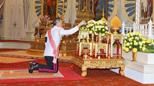 Thai Crown Prince Maha Vajiralongkorn paying respects to his late father King Bhumibol Adulyadej on December 1, 2016. (AFP)