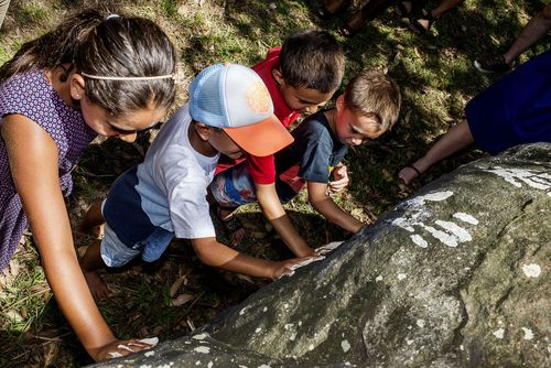 Local Aboriginal children place thier hand prints next to Former Prime Minister Paul Keating, Deputy Chairperson of the Metropolitan Local Aboriginal Council Yvonne Weldon and NSW Opposition Leader Luke Foley. 