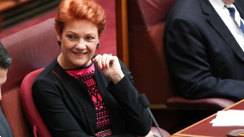 La sénatrice Pauline Hanson au Sénat, au Parlement à Canberra