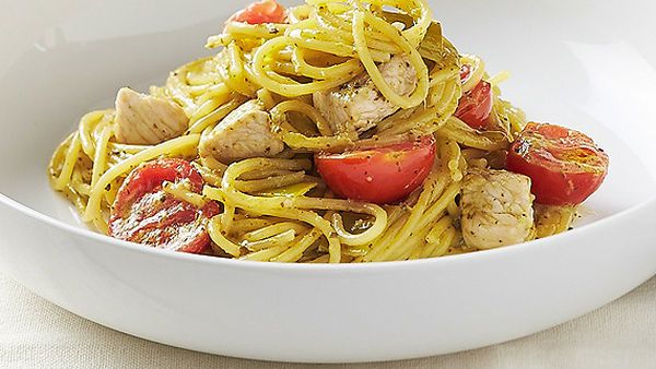 Gluten-free spaghetti with chicken and cherry tomatoes