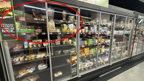 Um metrô Woolworths no norte de Sydney tinha apenas quatro pequenas prateleiras de geladeira com alternativas à base de plantas.
