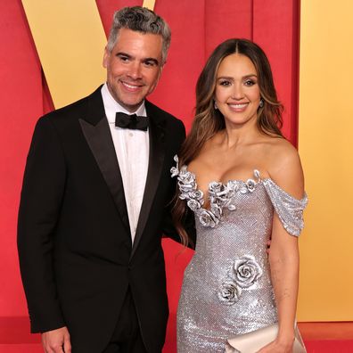 カリフォルニア州ビバリーヒルズ - 3月10日: (LR) キャッシュ・ウォーレンとジェシカ・アルバは、2024年3月10日にカリフォルニア州ビバリーヒルズのウォリス・アネンバーグ舞台芸術センターで開催された、ラディカ・ジョーンズ主催の2024年バニティ・フェア・オスカー・パーティーに出席。 (写真提供: Kayla Oaddams/FilmMagic)