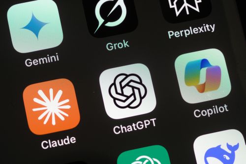 Londres, Reino Unido - 05 10 2025: Tela do iPhone da Apple com ícones de Inteligência Artificial, aplicativo de IA da Internet ChatGPT, DeepSeek, Gemini, Copilot, Grok, Claude, etc.
