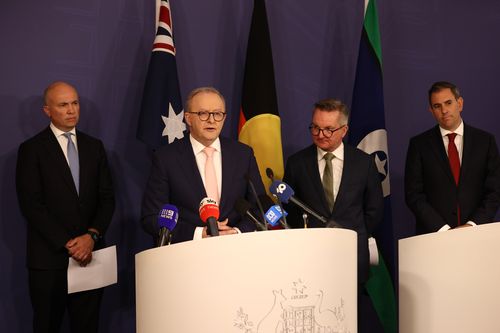 Primeiro -ministro Anthony Albanese, tesoureiro Jim Chalmers, Ministro das Mudanças Climáticas e Energia Chris Bowen e presidente da Autoridade de Mudanças Climáticas Matt Kean durante uma conferência de imprensa sobre a meta de redução de emissões dos governos em Sydney em 18 de setembro de 2025.