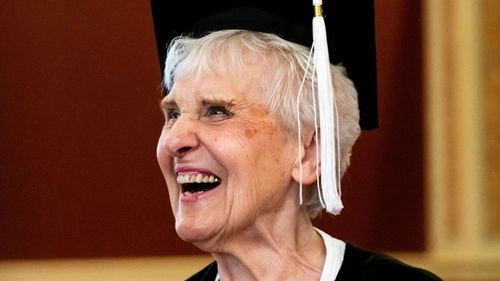 Une femme de 90 ans va enfin traverser la scène et recevoir son diplôme, 71 ans après sa première inscription à l'université. Joyce DeFauw, puis Joyce Viola Kane, a commencé sa première année à la Northern Illinois University en 1951 avec un plan pour obtenir son diplôme avec un diplôme en économie domestique.