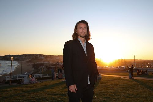 Joe Frost, sobrevivente do atentado de Bali em 2005, posa para uma foto durante o serviço memorial de comemoração de 2025 pelo atentado de Bali em 2005 em Bar Beach em 01 de outubro de 2025 em Newcastle, Austrália.