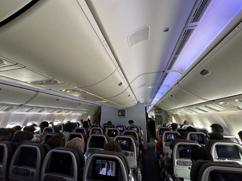 I passeggeri del volo 51 dell'American Airlines sono rimasti seduti sul loro aereo all'aeroporto londinese di Heathrow per quasi tre ore, ha detto un passeggero alla CNN, a causa dei ritardi causati dall'interruzione.