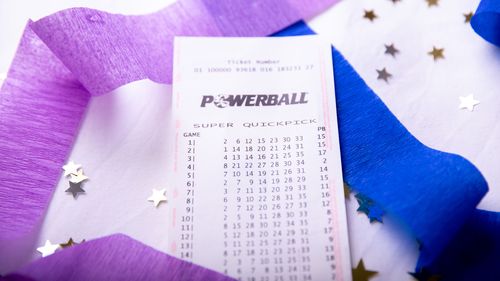 Recherchez deux gagnants mystères qui ont chacun remporté 40 millions de dollars au Powerball.