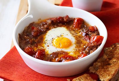 Baked egg with tomato and bacon