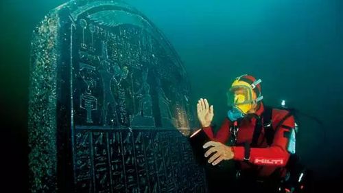 Franck Goddio with the intact engraved Thonis-Heracleion statue. Picture: Franck Goddio/Hilti Foundation/Christoph Gerigk