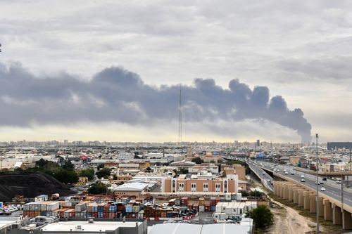 Il fumo si alza dall'aeroporto internazionale del Kuwait 