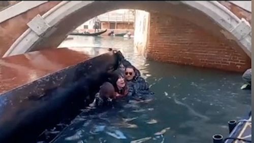 Venedik'te selfie çektikleri söylenen bir grup turist, kanala atıldı.  Kaza, gondolcunun Çinli ziyaretçi grubunu köprüden geçerken teknenin bir tarafına geçmemeleri konusunda uyarmasının ardından meydana geldi.