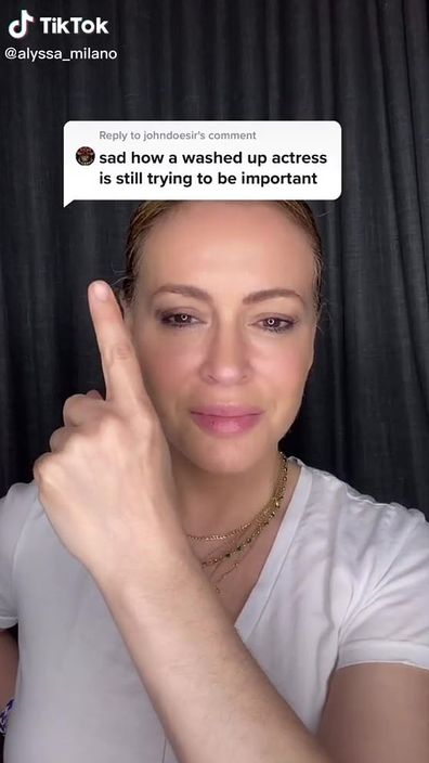 Alyssa Milano Has The Perfect Response To A Troll Who Called Her A Washed Up Actress 9celebrity